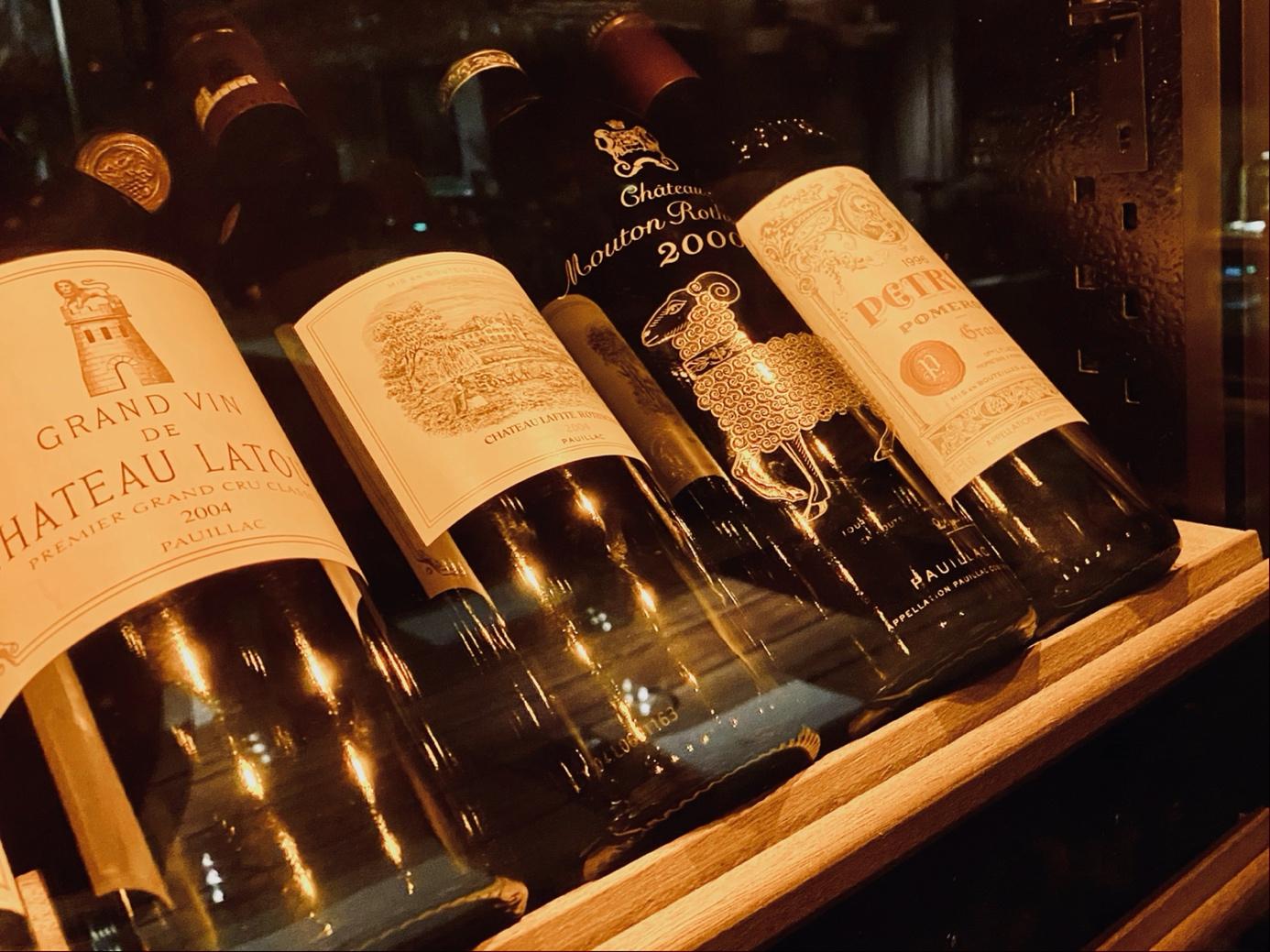 Ein Bild, das Text, drinnen, Zähler, Alkohol enthält.

Automatisch generierte Beschreibung