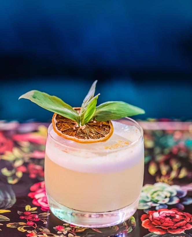 Ein Bild, das Tisch, Tasse, Getränk, Pflanze enthält.

Automatisch generierte Beschreibung