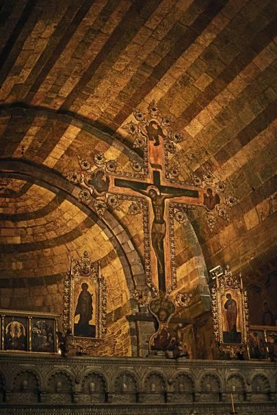 Ein Bild, das drinnen, Wand, alt, Altar enthält.

Automatisch generierte Beschreibung