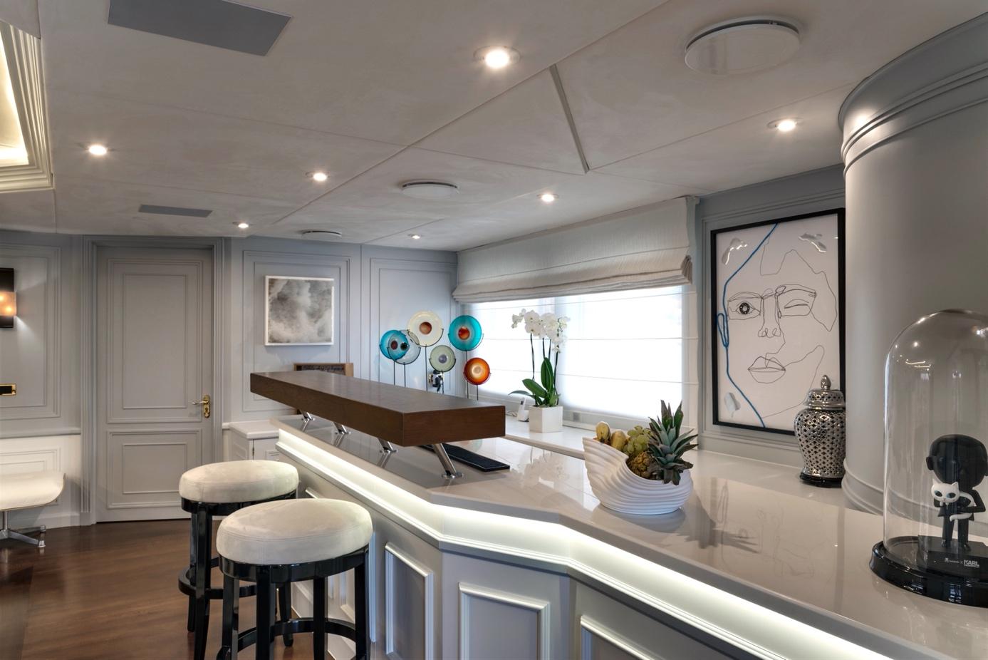 Ein Bild, das drinnen, Decke, Boden, Wand enthält.

Automatisch generierte Beschreibung