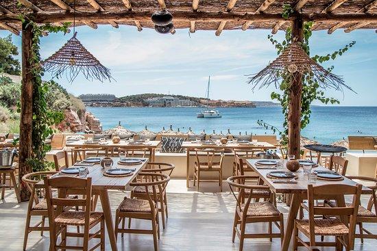 Ein Bild, das Stuhl, Regenschirm, Tisch, Wasser enthält.

Automatisch generierte Beschreibung