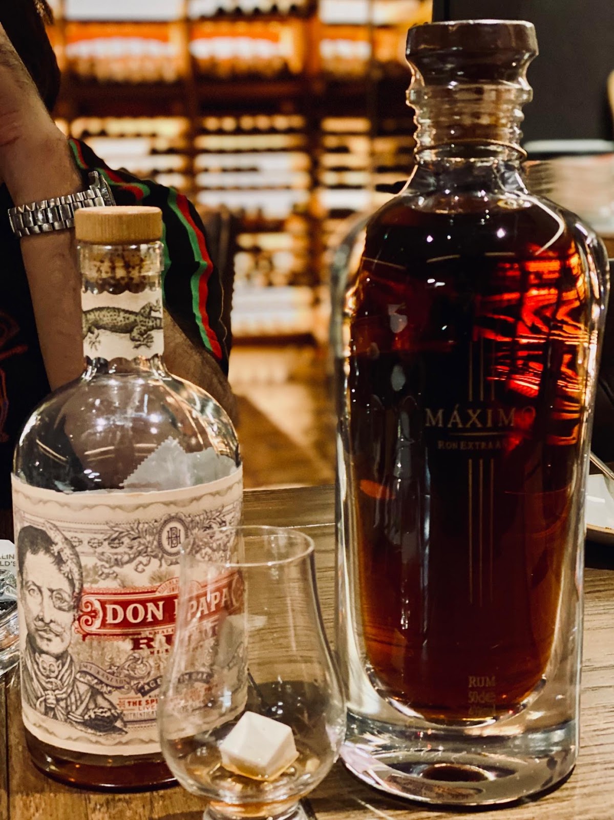 Ein Bild, das Getränk, Alkohol enthält.

Automatisch generierte Beschreibung