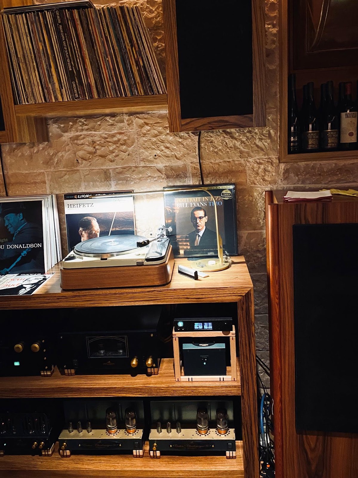 Ein Bild, das Text, drinnen, Regal, Unterhaltungszentrum enthält.

Automatisch generierte Beschreibung